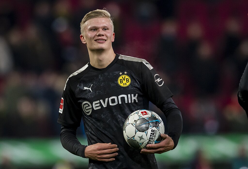 维尔茨加盟利物浦后表现低迷，仅1次进球被判乌龙，未能兑现预期。