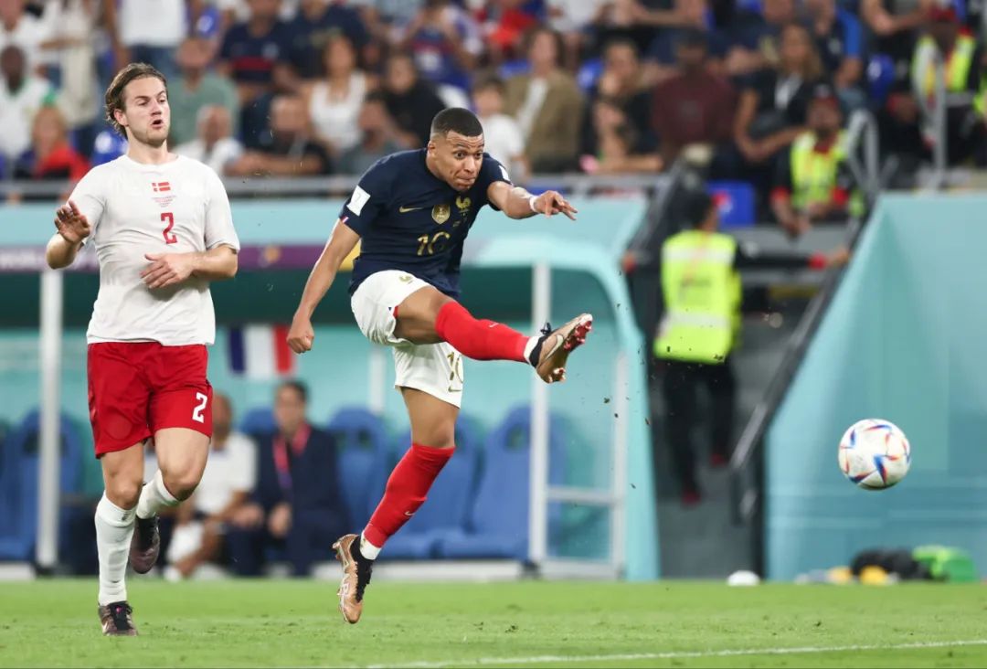 世体：梅西在进入诺坎普前没联系巴萨的任何人请求许可