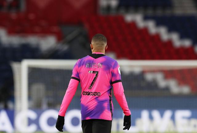 稳得可怕！胡金秋9中8高效拿下19分5板1帽 第三节10分（效率惊人！胡金秋9投8中砍下19分5篮板1封盖，第三节独揽10分）