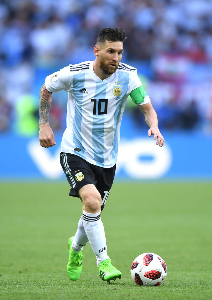 孙悦退役后与妻女定居美国，曾是NBA新星，早年受篮球启蒙，父母支持其篮球之路。