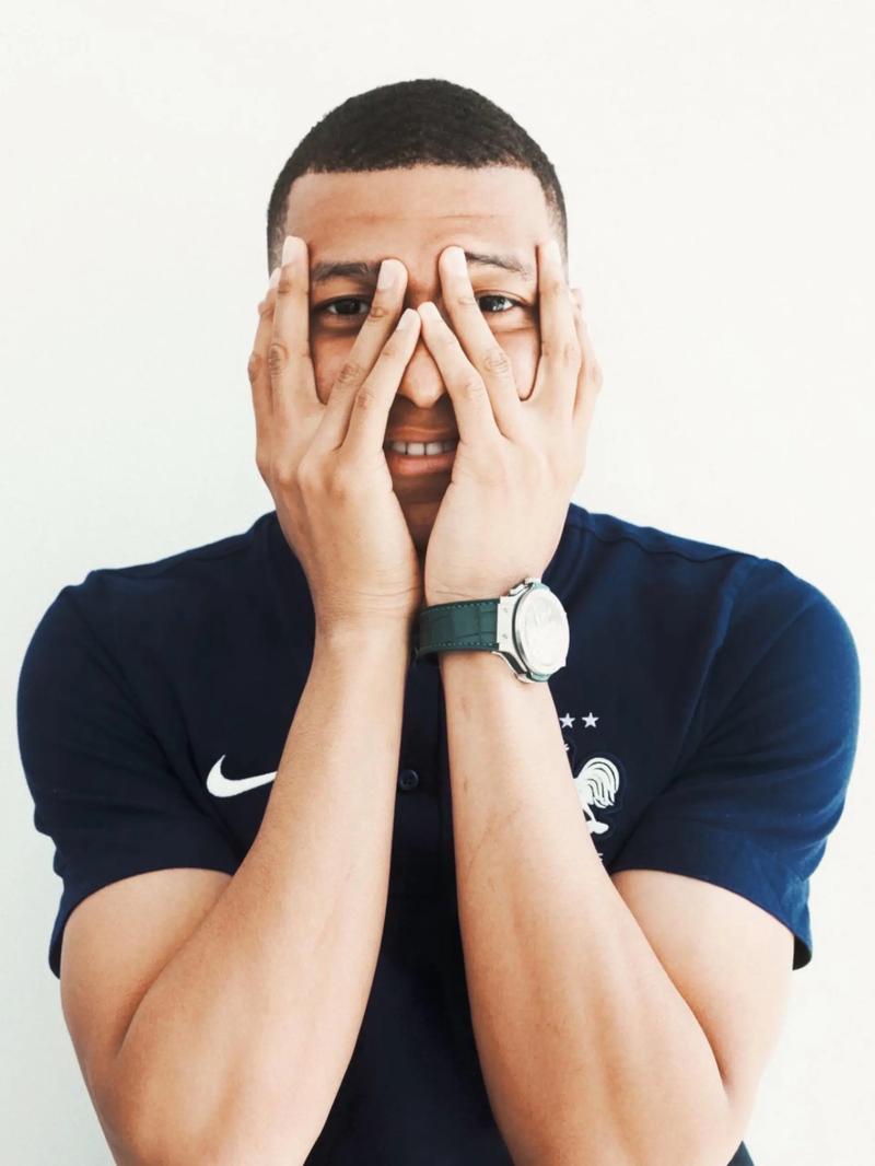 萨姆·索萨因球棒内藏软木塞被当场抓包，引发 2000 年代初期对强打者的全面质疑