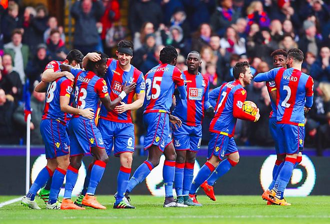 叙旧！杜兰特和拄着拐杖的比尔在赛前热聊（赛前旧友相见：杜兰特与拄着拐杖的比尔热聊）