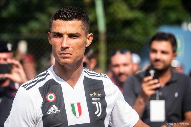 大谷翔平在 2023 年夺得美联 MVP 后，获颁大联盟官方特制的“亚洲球员贡献奖”